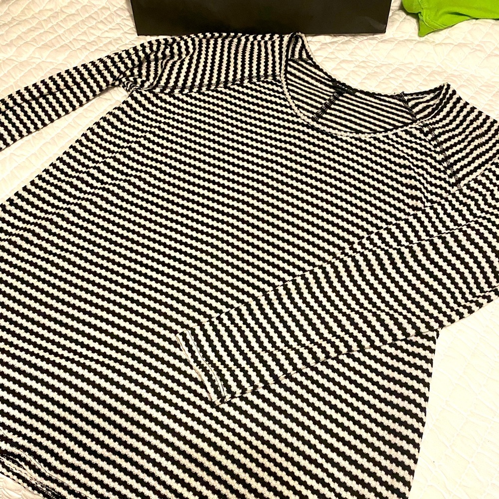 Black and white sweater top